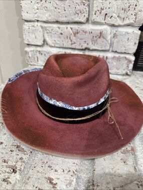 Women’s Wide-Brim Burgundy Felt Fedora Hat with Decorative Band